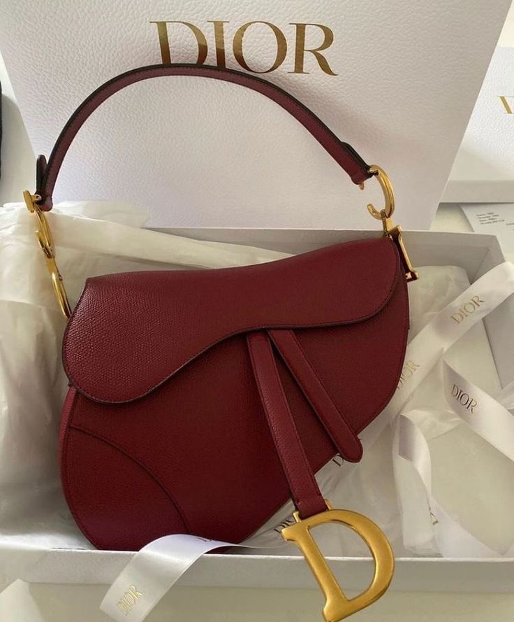 L'histoire du sac Saddle de la maison Dior