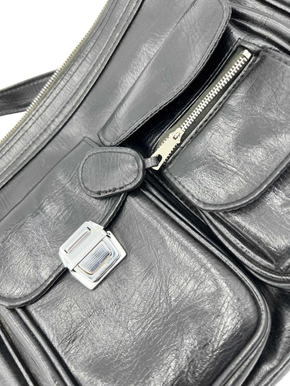 Sac à main en cuir noir avec deux poches à l’avant