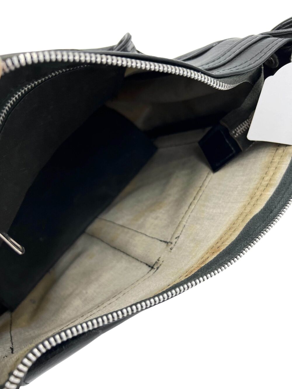 Sac à main en cuir noir avec deux poches à l’avant