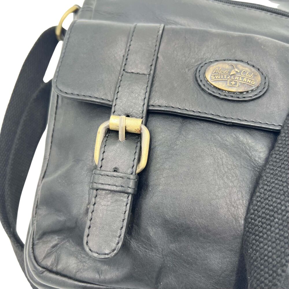 Sac à bandoulière en cuir noir avec poches avant