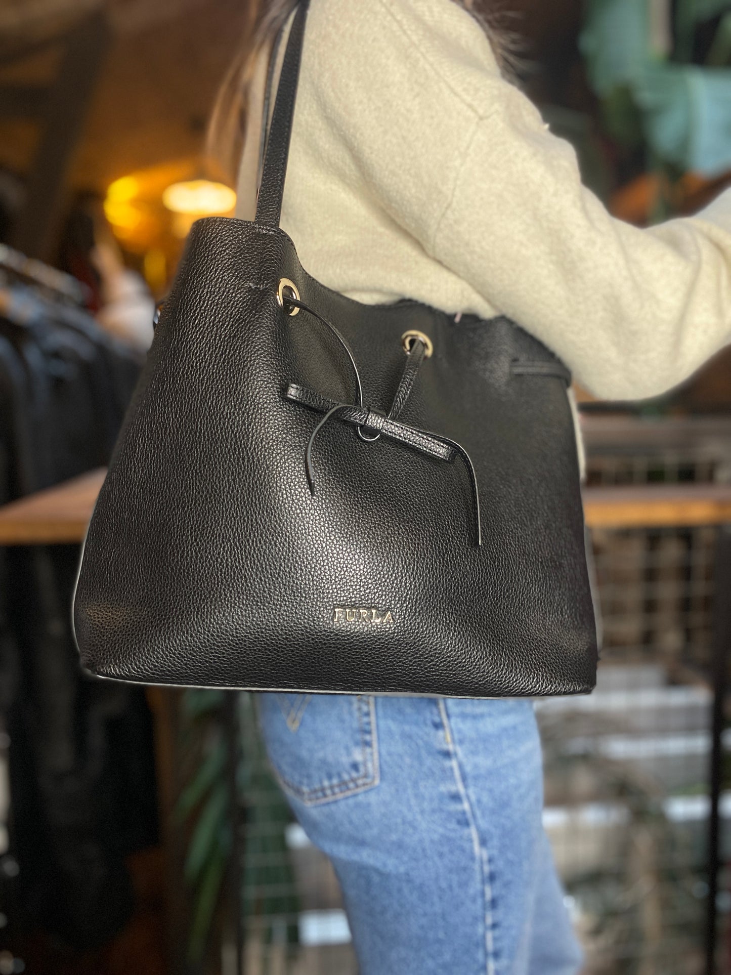 Sac seau en cuir noir
