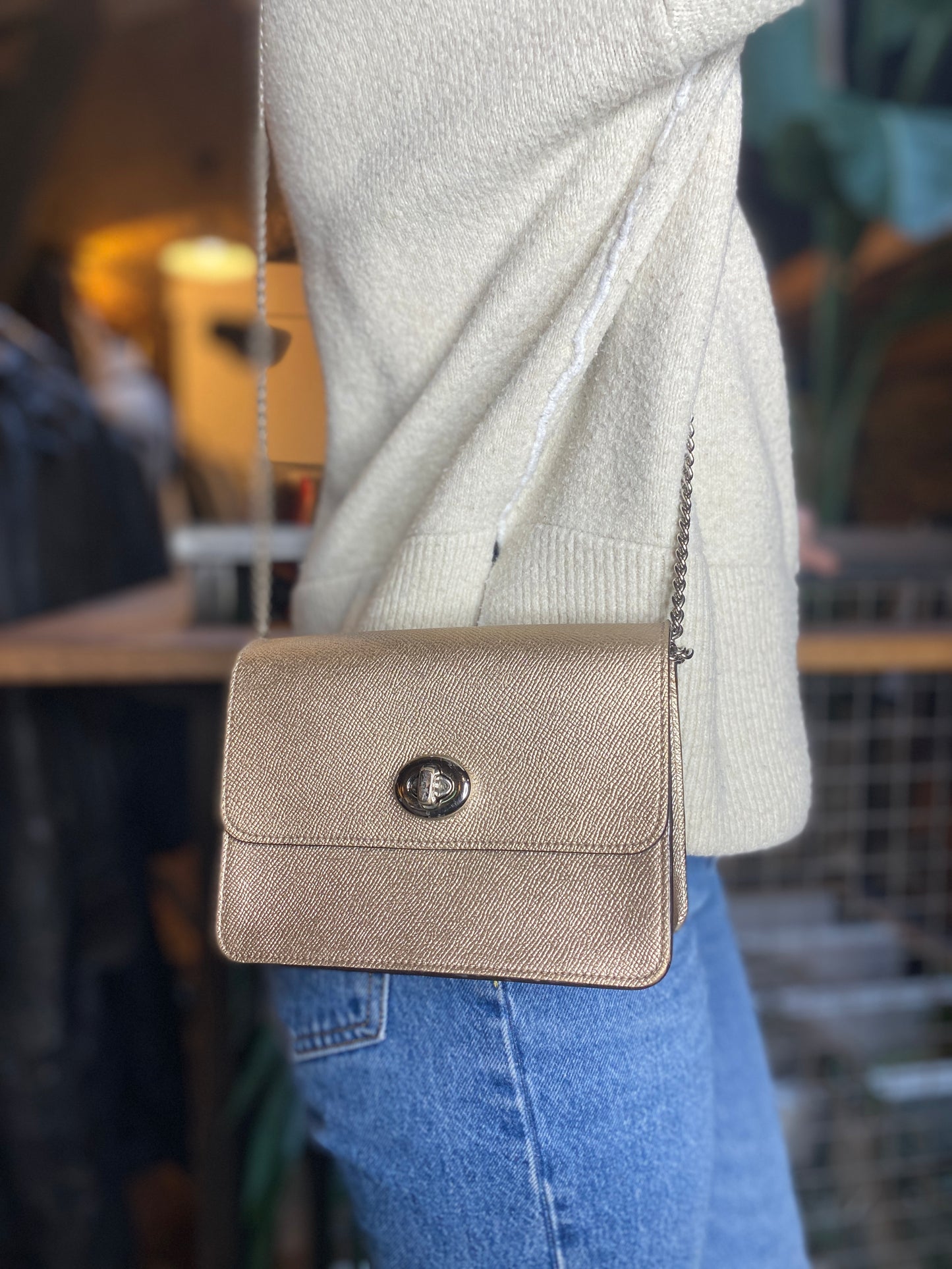 Sac à bandoulière doré en cuir