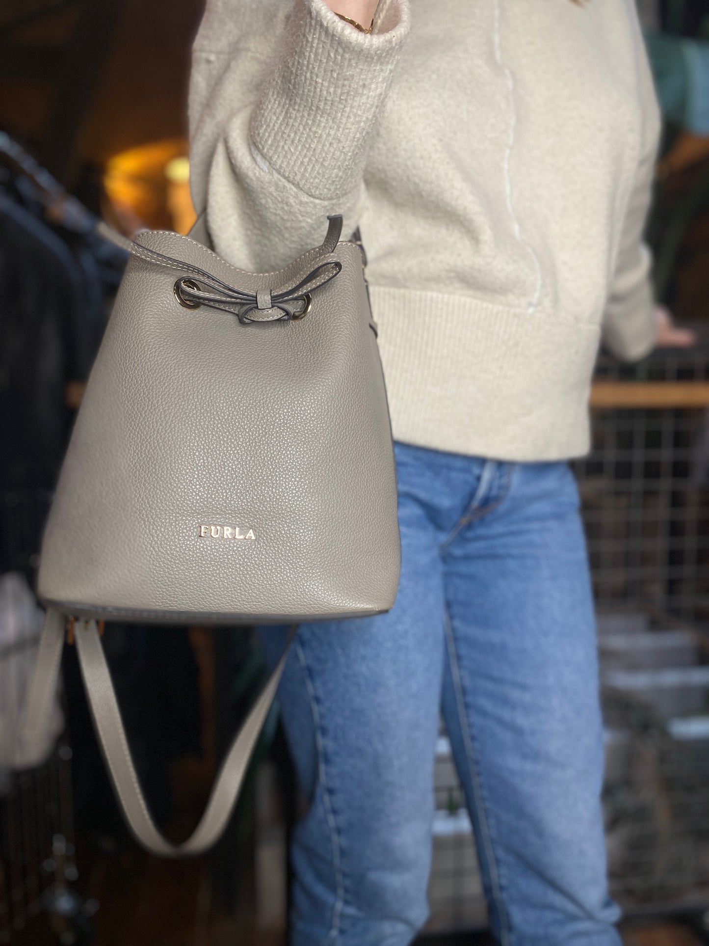 Sac seau en cuir gris