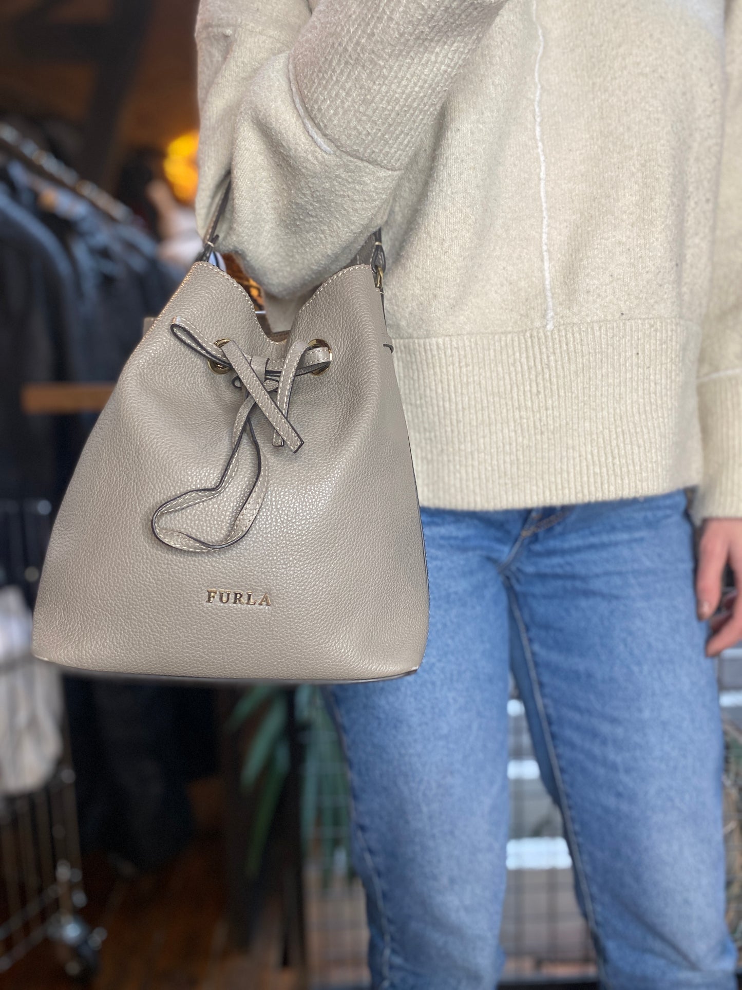 Sac seau en cuir gris