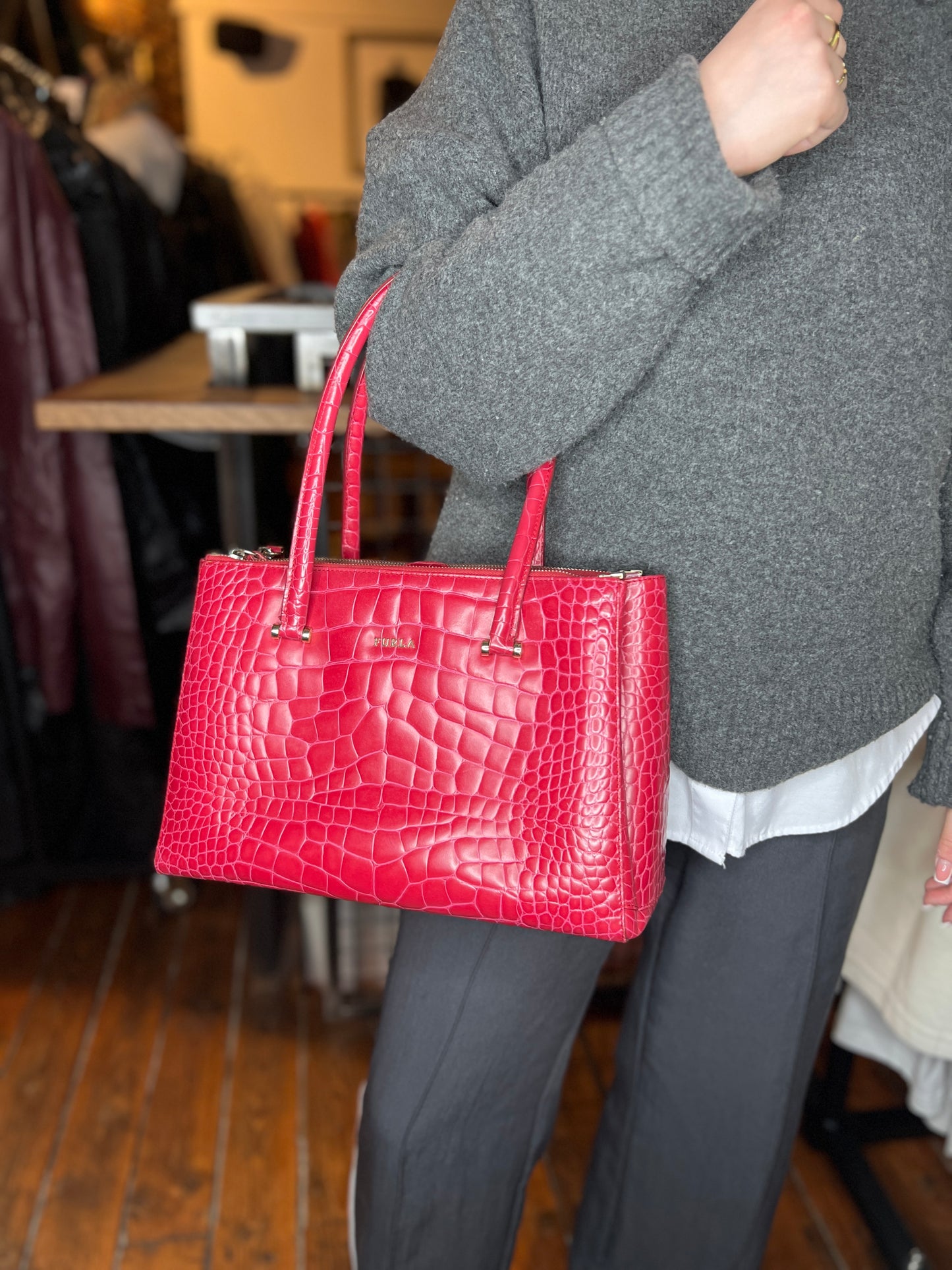 Sac à main rouge effet croco