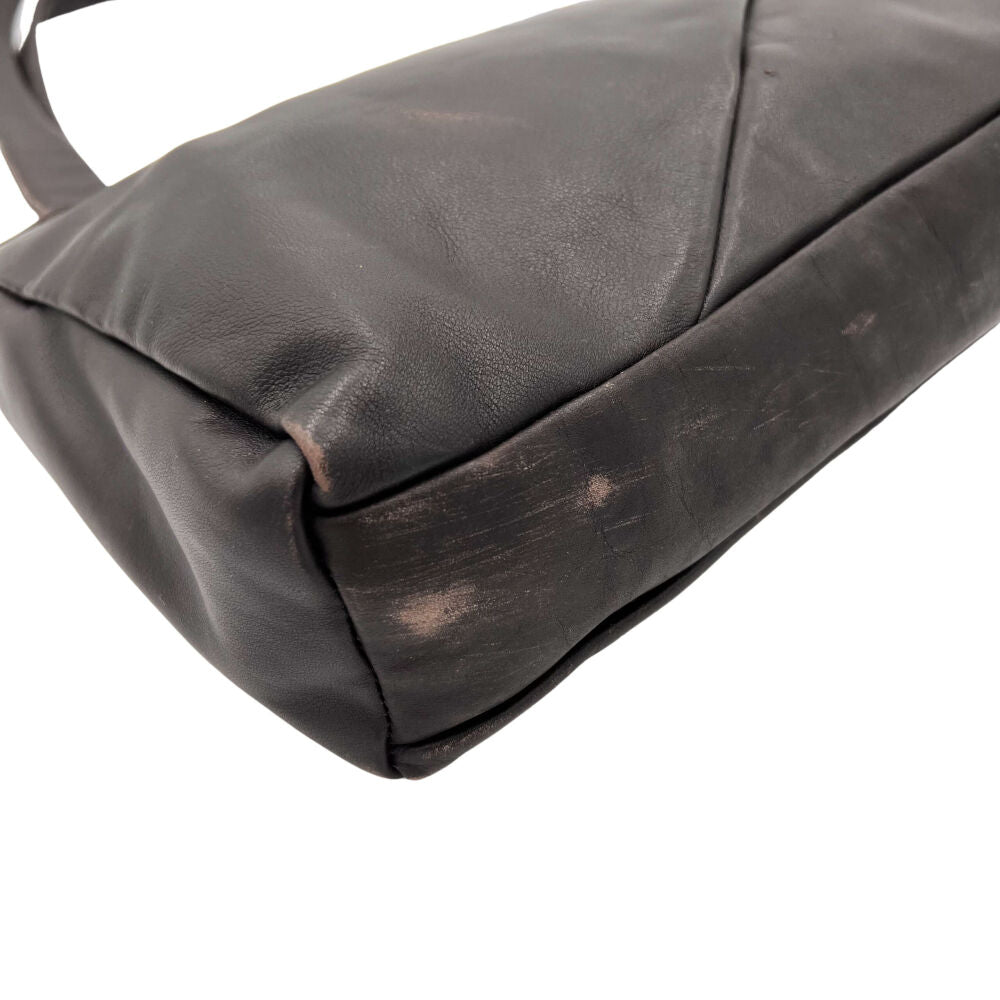 Sac à main noir avec poche triangulaire