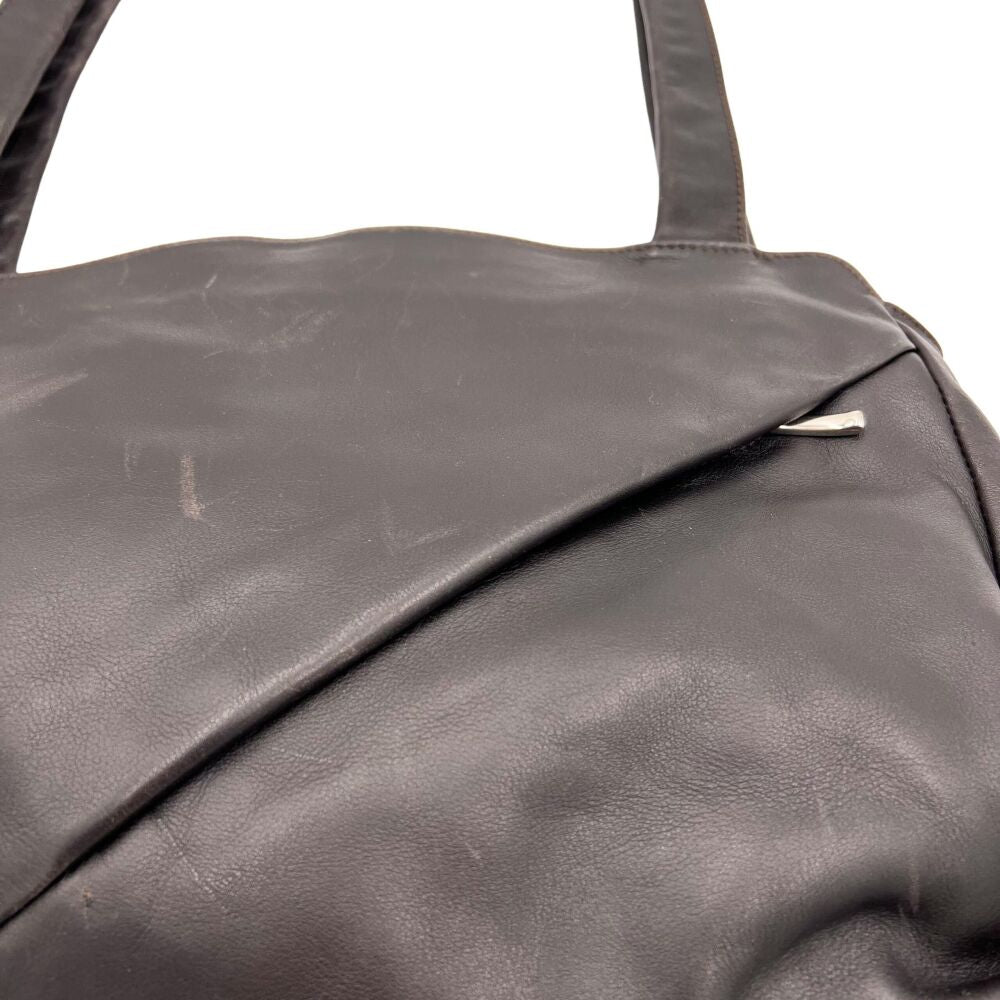 Sac à main noir avec poche triangulaire