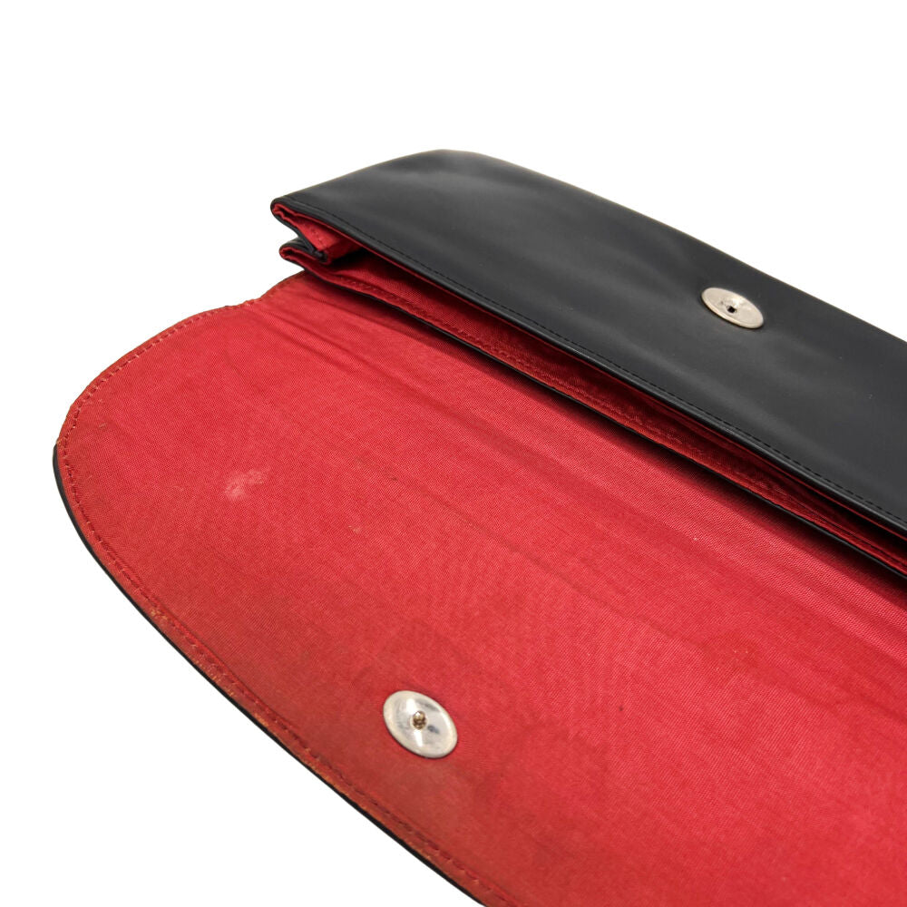 Pochette noire façon croco sur le rabat