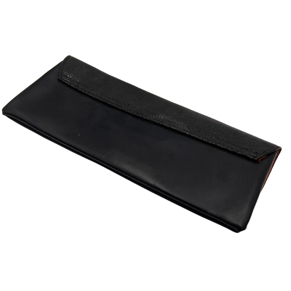 Pochette noire façon croco sur le rabat