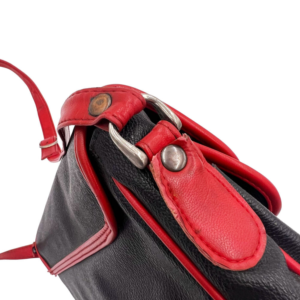 Sac à bandoulière en cuir noir avec détails rouges