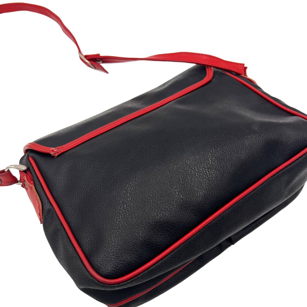 Sac à bandoulière en cuir noir avec détails rouges