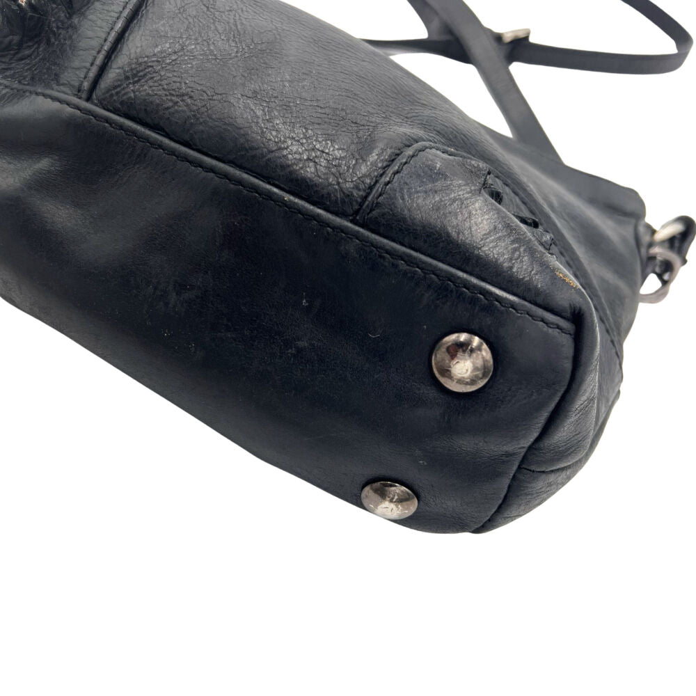 Sac à bandoulière en cuir avec détails sur les coins