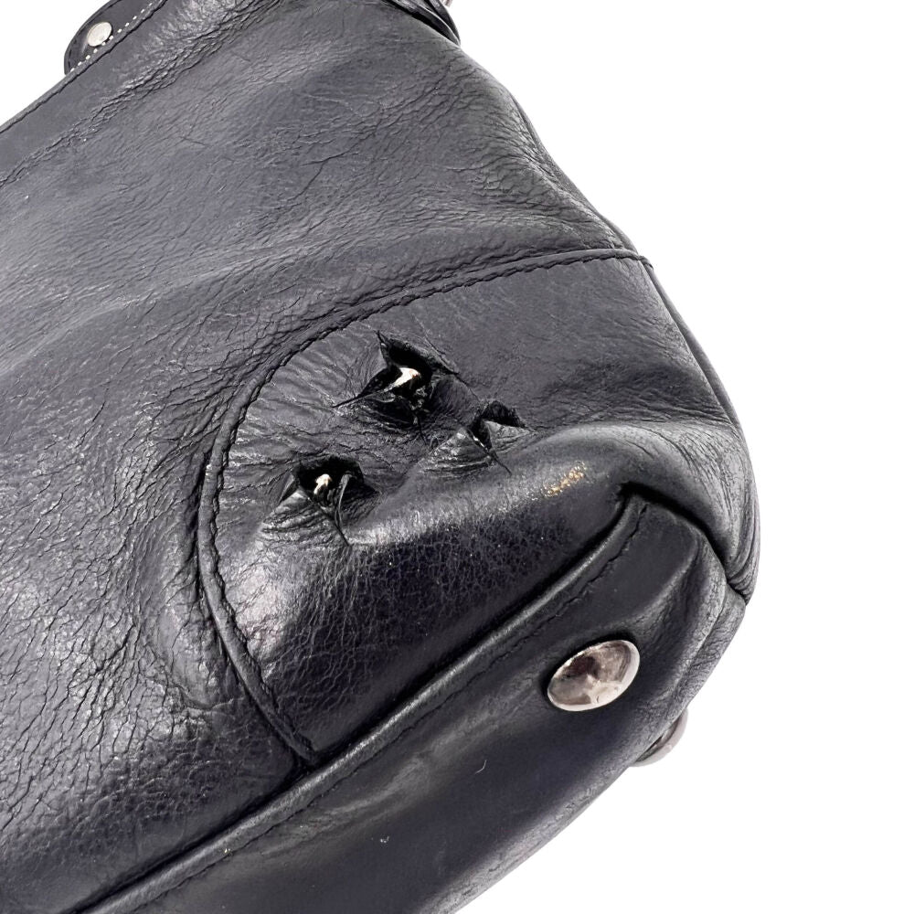 Sac à bandoulière en cuir avec détails sur les coins
