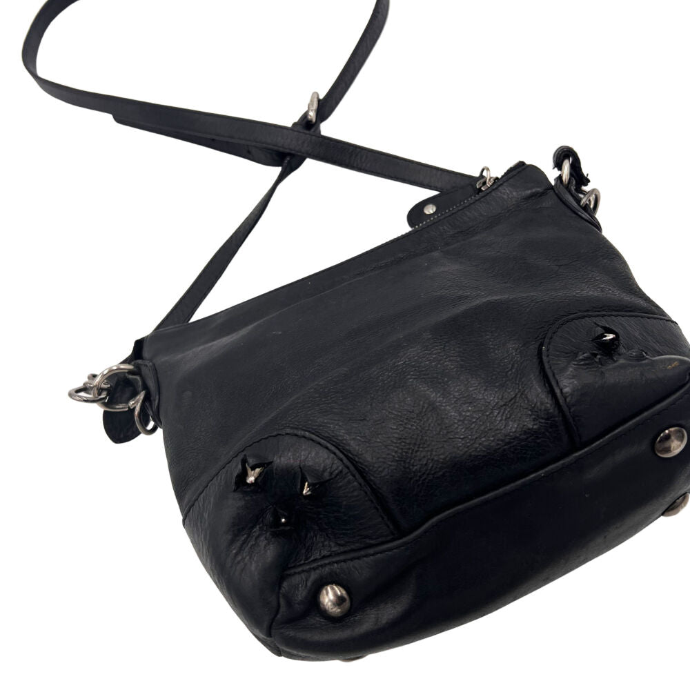 Sac à bandoulière en cuir avec détails sur les coins