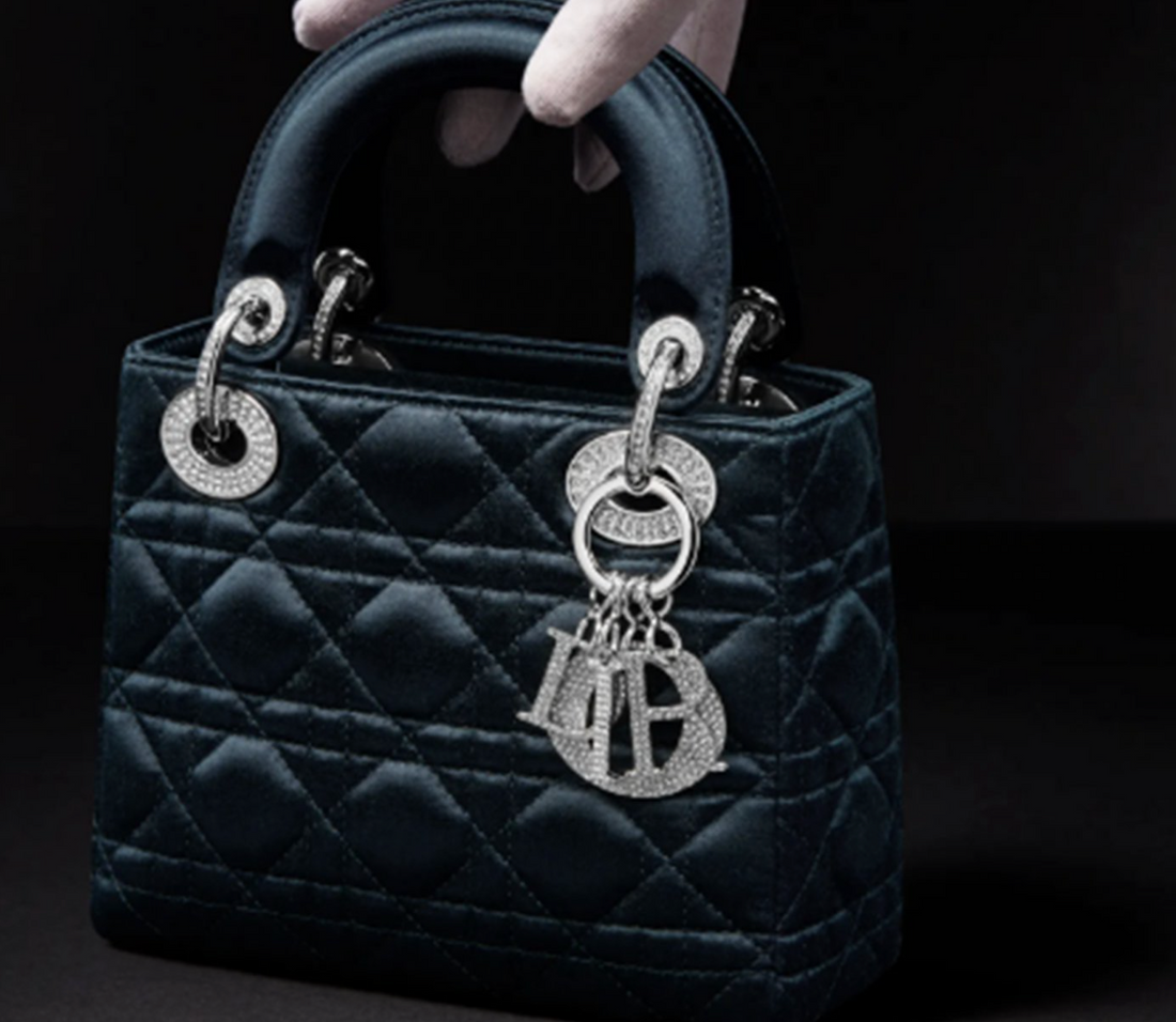 Dior r dite le sac iconique port par Lady Diana au Met Gala de