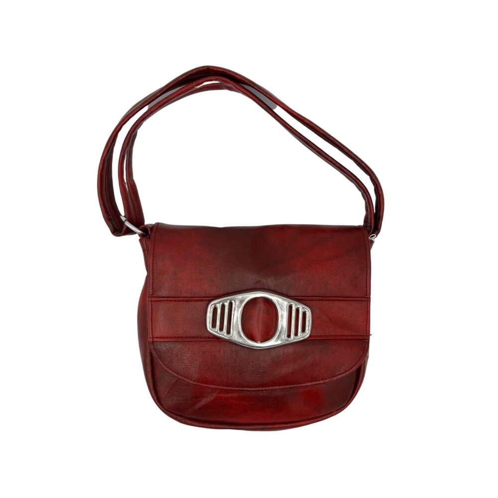 Sac à main en cuir rouge avec boucle à l’avant