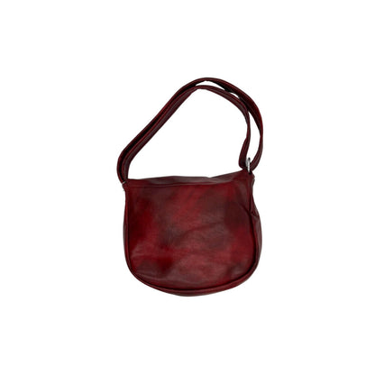 Sac à main en cuir rouge avec boucle à l’avant